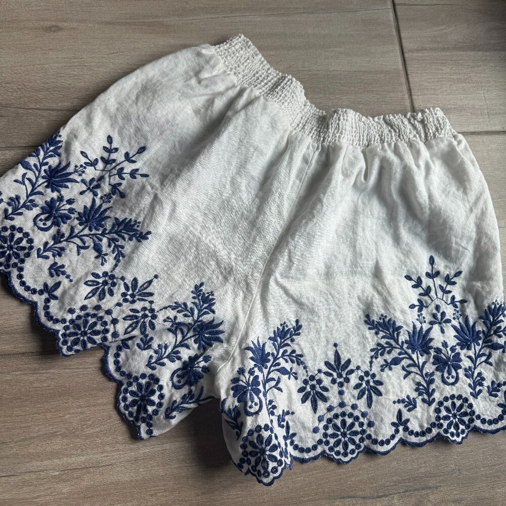 JOHNNY WAS white/blue scalloped detail linen shorts - Women's Size XL